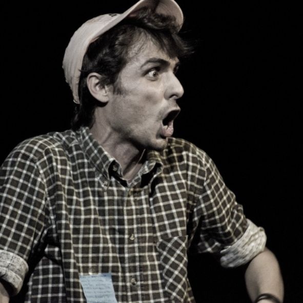 Primo piano dell'attore con la faccia stupita