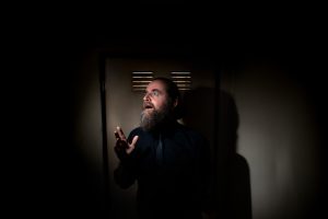foto di Claudio Morici in penombra