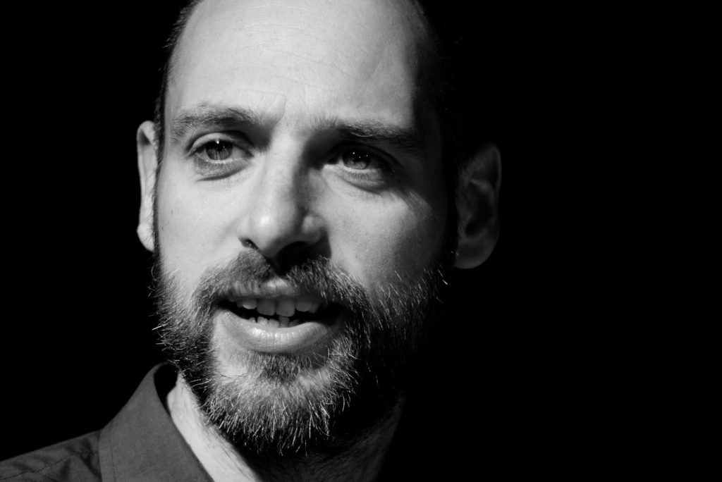 Primo piano dell'autore narratore Claudio Tomaello
